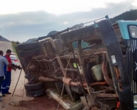 Caminhão tomba na RJ-116 e motorista fica ferido