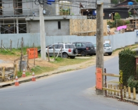 Poste no Cônego faz moradores reclamarem de risco de acidentes