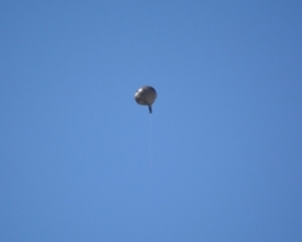 Balão é flagrado no céu de Olaria nesta segunda-feira
