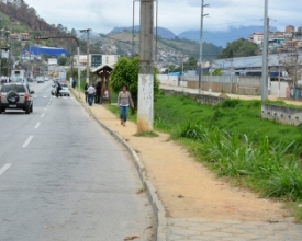 Esqueceram da calçada e das grades de proteção