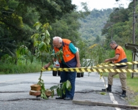 Moradores contam: estrada que liga Mury a Lumiar tem 56 buracos