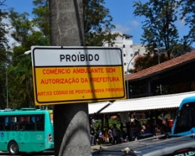 No primeiro dia de fiscalização, ambulantes continuavam ocupando ruas do Centro