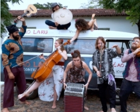 Banda franco-brasileira Cao Laru se apresenta na Oficina Escola de Artes