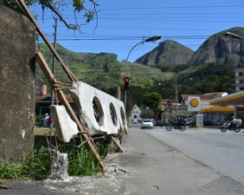 Guarda-corpo de ponte em frente a Haga ameaça cair