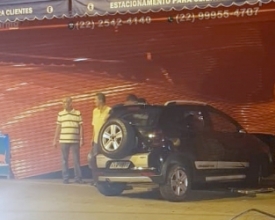Motorista alcoolizado sobe em canteiro, cruza pista e bate em comércio