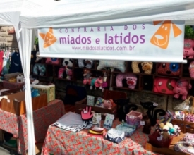 Confraria Miados e Latidos vende artesanato no Centro para manter trabalho da ONG