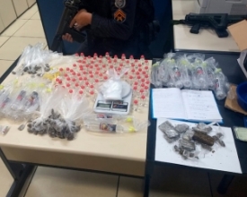 Polícia prende dois homens e uma mulher suspeitos de tráfico de drogas em Friburgo