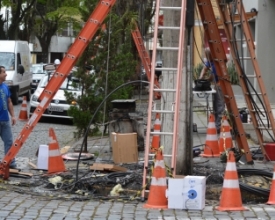 Curto-circuito em poste causa transtornos no Centro