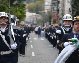 Desfile na Alberto Braune celebra Dia da Independência em Friburgo
