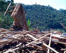 Caminhão capota sobre casa e deixa pelo menos 1 morto e 3 feridos
