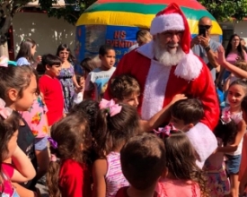Papai Noel arrecada cestas básicas para distribuir entre famílias carentes