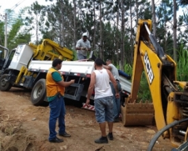 Caminhão de telefonia tomba em Amparo