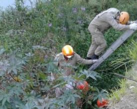 Homem cai no Bengalas, em trecho sem calçada nem grades