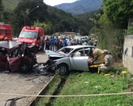 Menino de 7 anos morreu em colisão frontal na RJ-130; mãe está no CTI