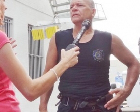 Policial conquista recorde ao pular de prédio de cabeça para baixo