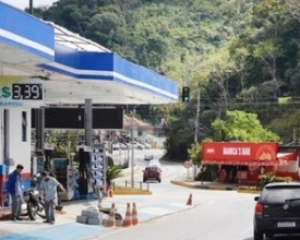 Haste curta de sinal de trânsito na Ponte da Saudade dificulta visualização