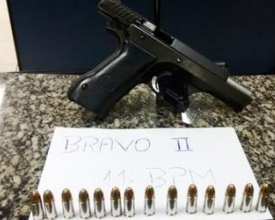 Jovem e menor flagrados com arma das Forças Armadas