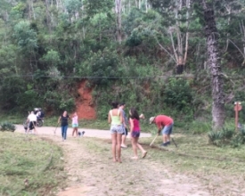 Moradores fazem mutirão de capina na Fazenda Bela Vista