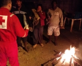 Voluntários da Cruz Vermelha entregam cobertores a moradores de rua