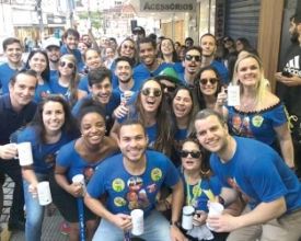 O bloco que vai de bar em bar, atrás de cerveja gelada