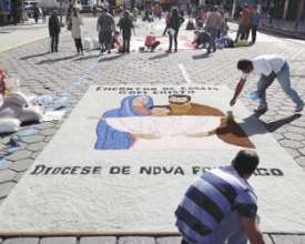 Nesta quinta, dia de tapetes de sal e procissão na Alberto Braune
