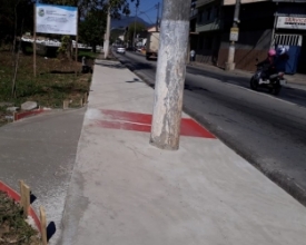 Obra de ciclovia ganha desvios nos locais onde há postes no meio do caminho