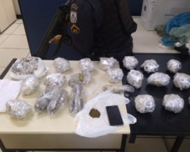 PM apreende carga de cocaína avaliada em R$ 25 mil e prende um  
