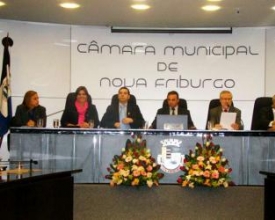 Câmara entrega Medalha Mulher Cidadã Heloneida Studart