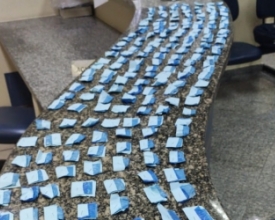 Jovem de 18 anos é presa, suspeita de tráfico de drogas