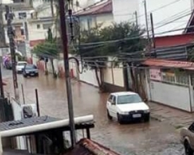 Chuva provoca queda de barreira, deixa rua interditada e alaga Terra Nova