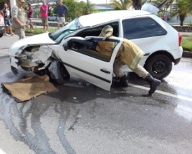 Carro capota na Via Expressa e motorista fica levemente ferido  