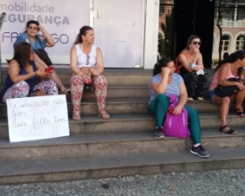 Greve de 24 horas nas escolas e ato na prefeitura tiveram pouca adesão