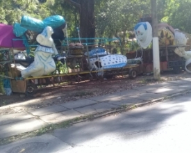 Leitora reclama do abandono de carros alegóricos no Catarcione