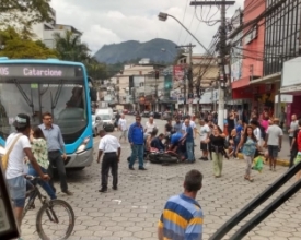 Acidente entre moto e ônibus deixa um ferido no Centro