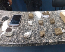 PM apreende 1kg de maconha prensada com casal em Conselheiro