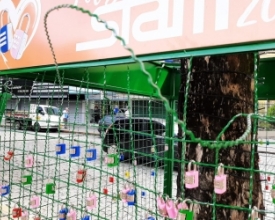 Decoração natalina é vandalizada na madrugada deste sábado, no Centro