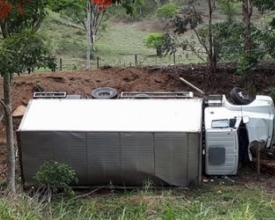 Casal sofre acidente na RJ-152 e caminhão tomba na RJ-116