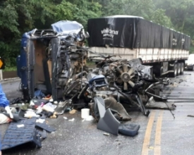 Colisão frontal entre duas carretas deixa 5 feridos na serra