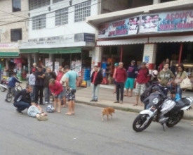 Moto atropela idosa de 70 anos na calçada