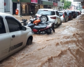 Temporal alaga ruas no Centro de Friburgo