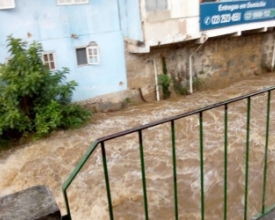 Temporal alaga ruas e Bengalas quase transborda