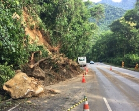 Temporal interditou a RJ-116, na serra, em três pontos