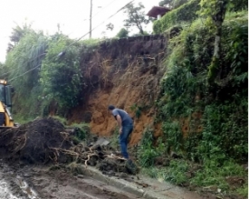 Ônibus cai em buraco no loteamento Orfanato