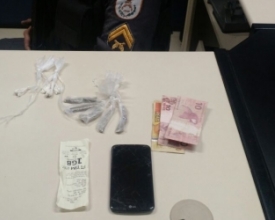 Polícia prende dois rapazes por suspeita de tráfico de drogas