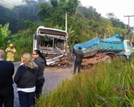 Acidente com ônibus escolar interdita trecho da RJ-130 por 3h