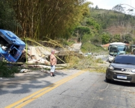 Ponte da Saudade tem 2 acidentes graves e inusitados envolvendo caminhões
