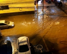 Temporal transforma ruas em rios e provoca falta d'água