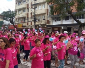 Uma onda cor de rosa e azul pelo centro de Nova Friburgo