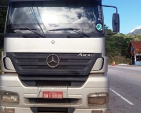 Caminhões furam pedágio na RJ-116 e funcionária fica ferida