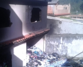 Incêndio atinge casa interditada no loteamento Três Irmãos